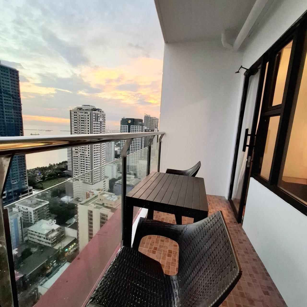 Apartment Bayview Luxury Condos: Poolside Balcony Retreats Manila