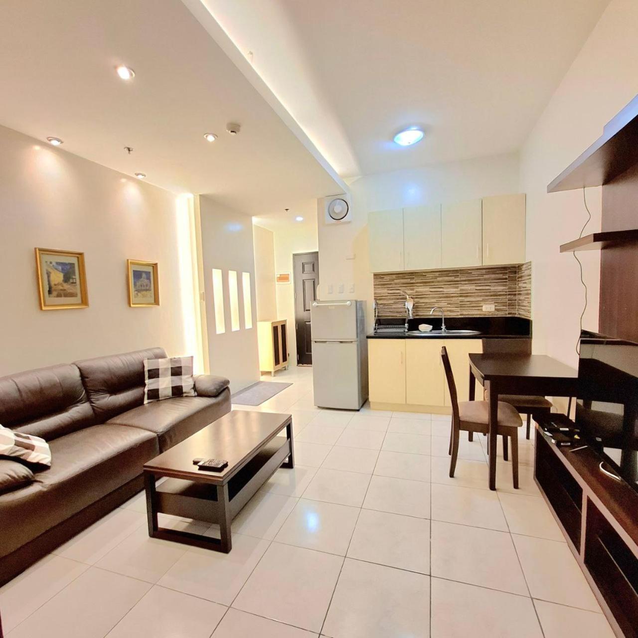 Bayview Luxury Condos: Poolside Balcony Retreats * Manila