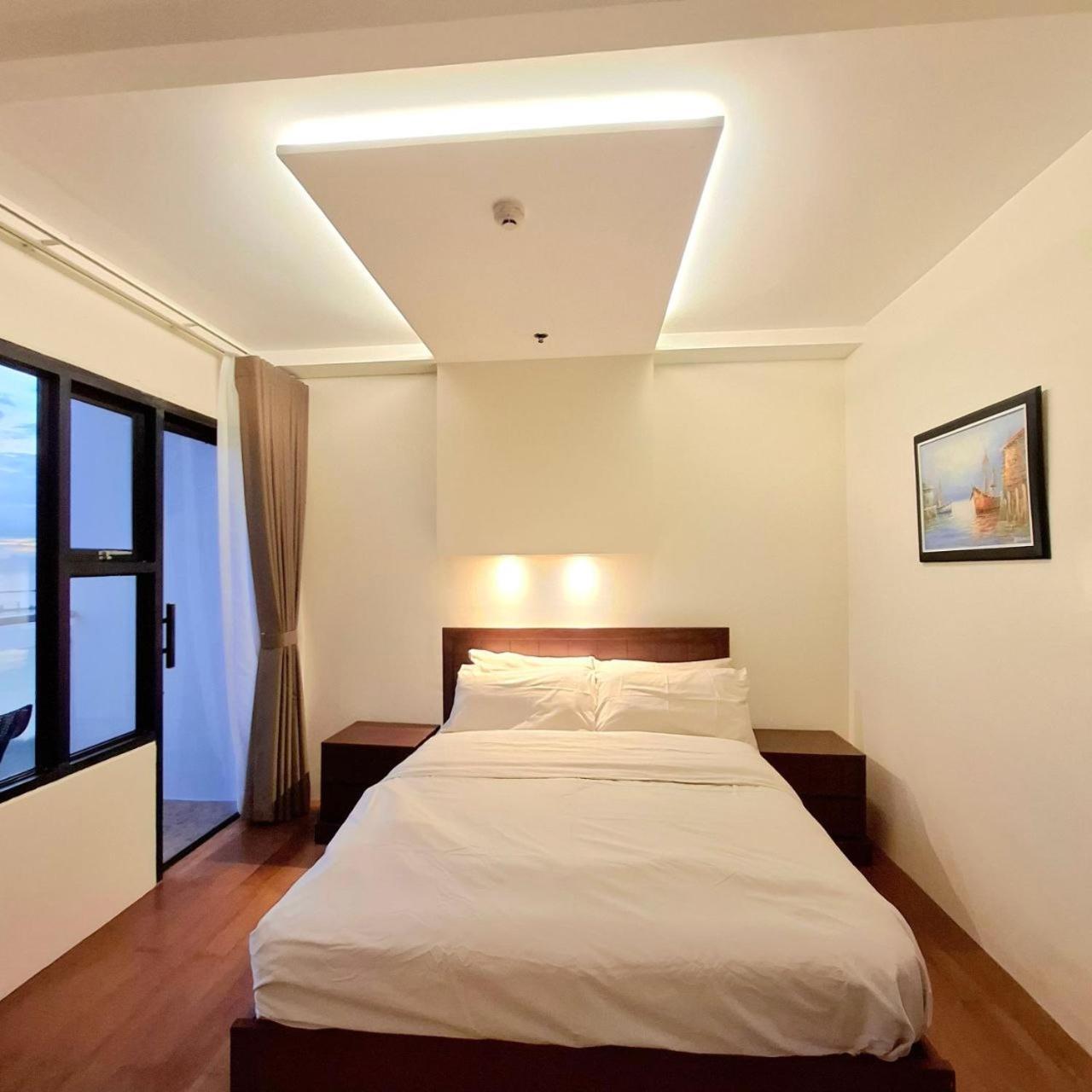 Bayview Luxury Condos: Poolside Balcony Retreats Apartamento