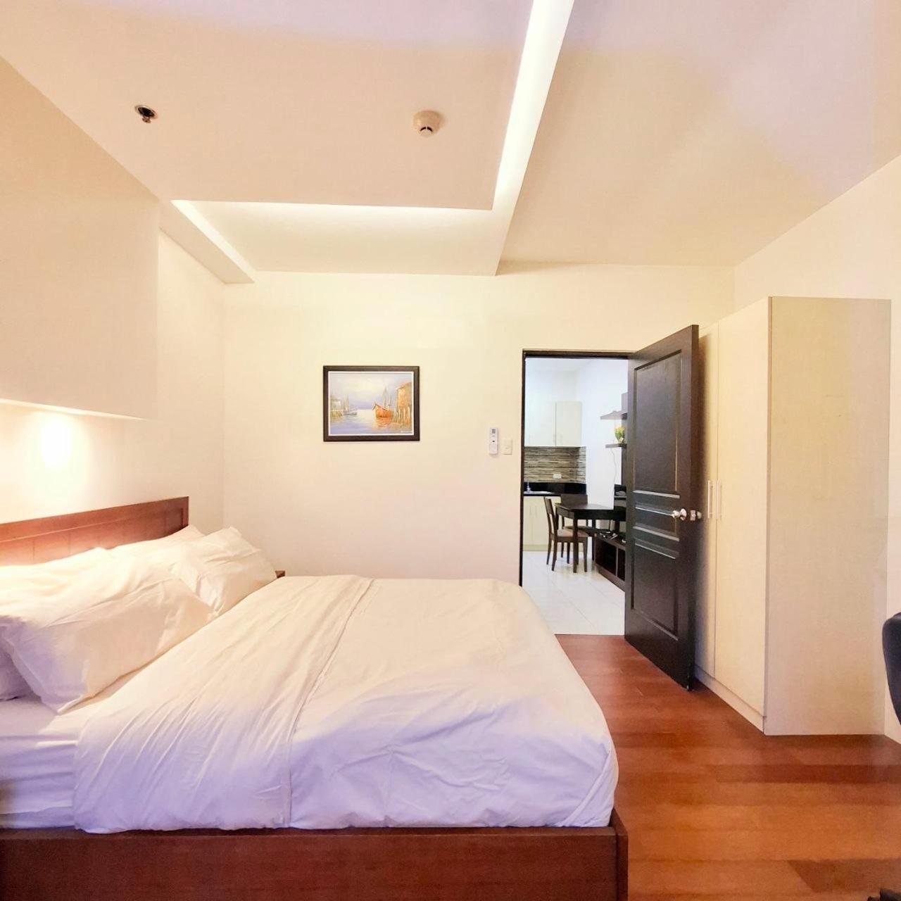 Apartment Bayview Luxury Condos: Poolside Balcony Retreats *