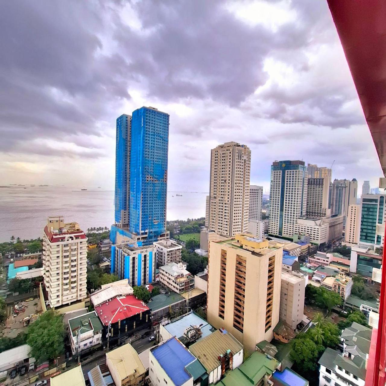 Apartment Bayview Luxury Condos: Poolside Balcony Retreats Manila