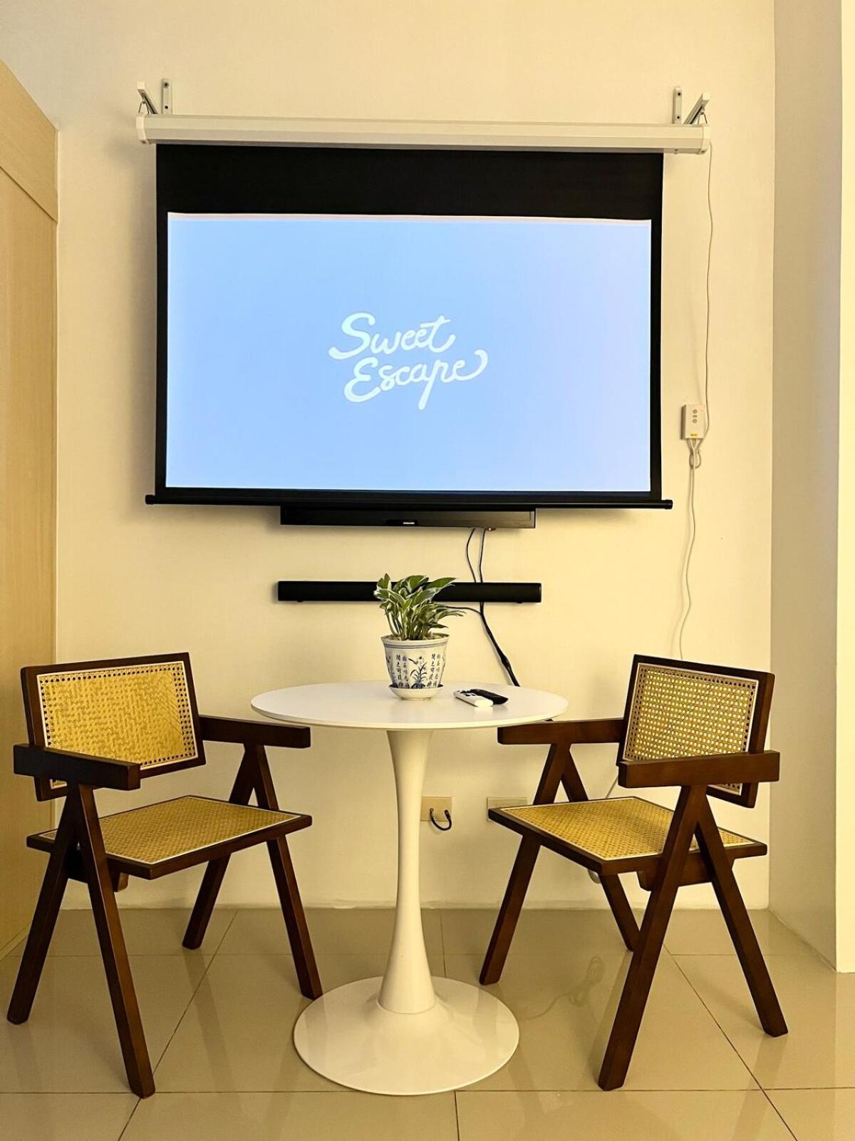 Jazz T2 Rm 405 Homey Muji Inspired Staycation Big Screen Cinema * Manila