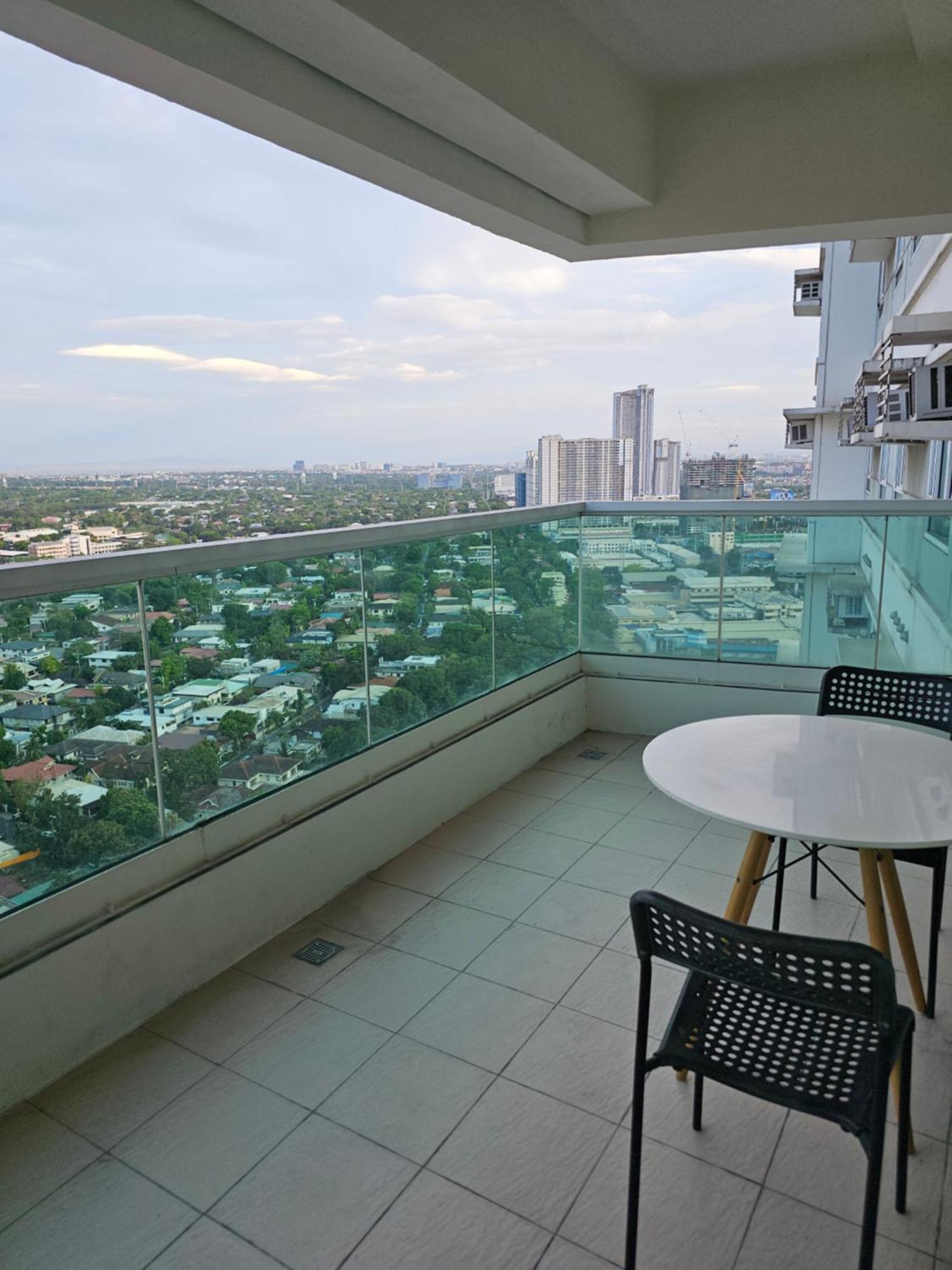 Aparthotel Beacon Makati Skyline View