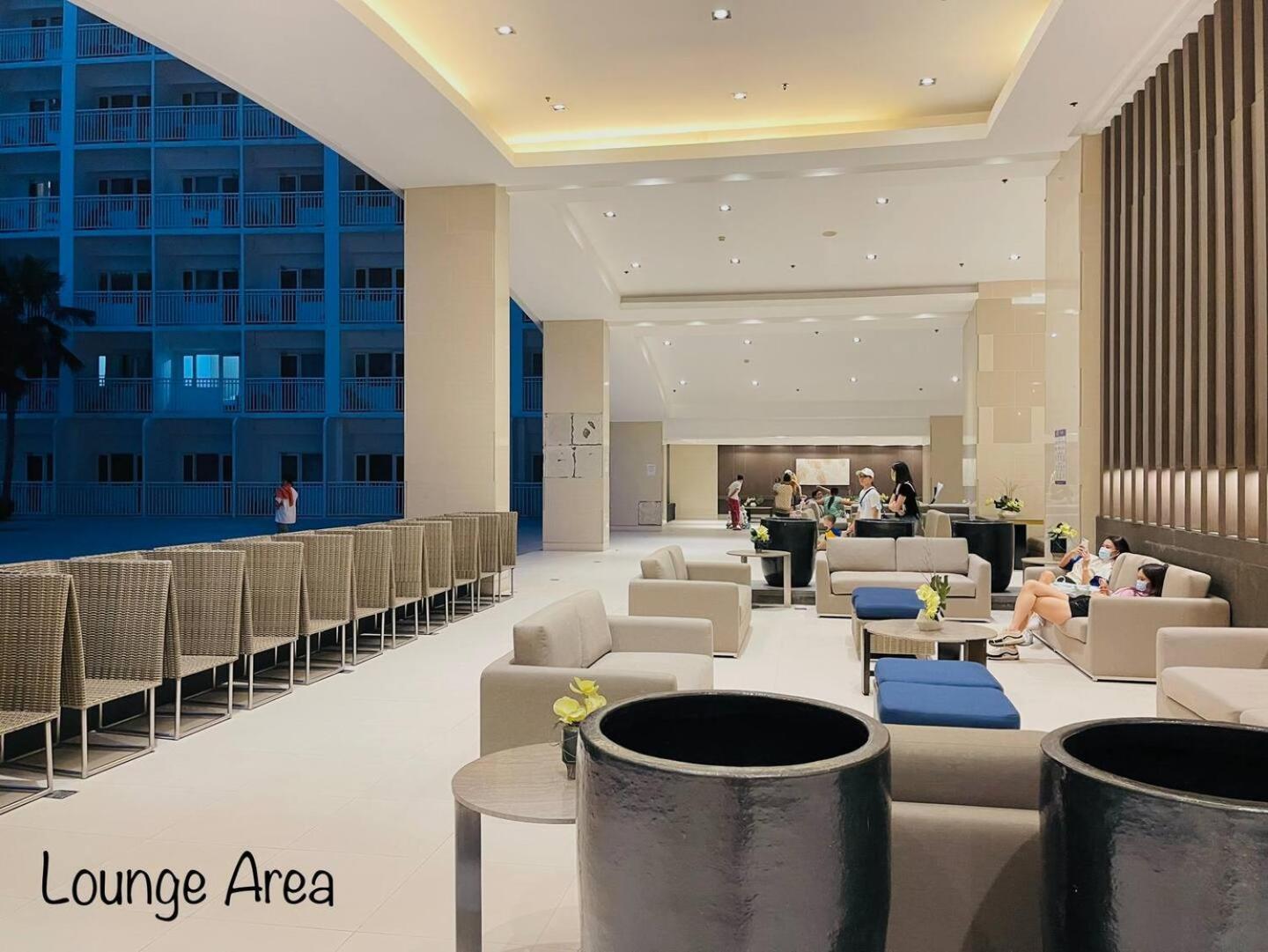 Modern Double-sized Bed With Netflix & Pool View Apartamento Manila