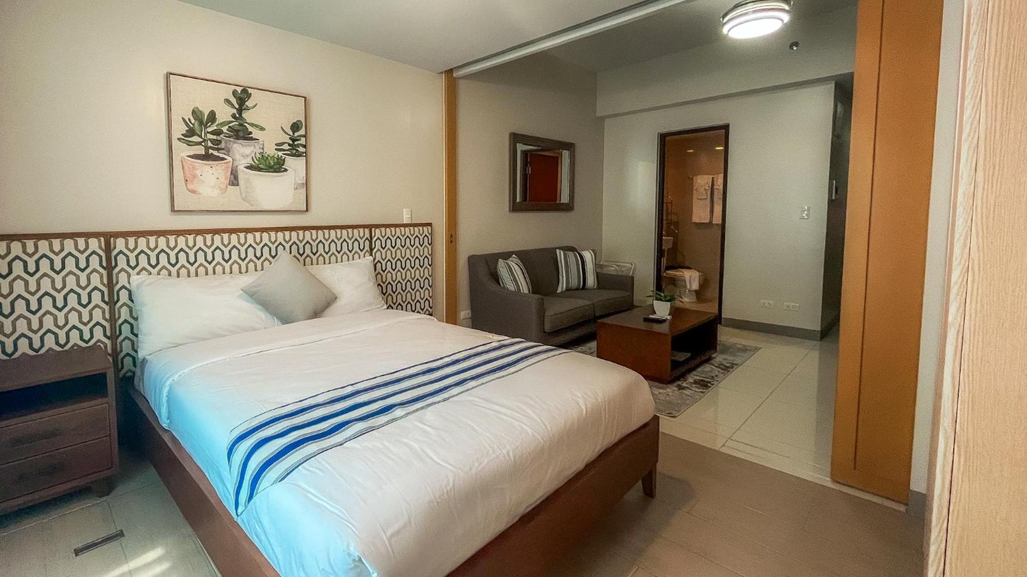Full-serviced Residential In One Uptown Residences, Bgc Aparthotel Manila