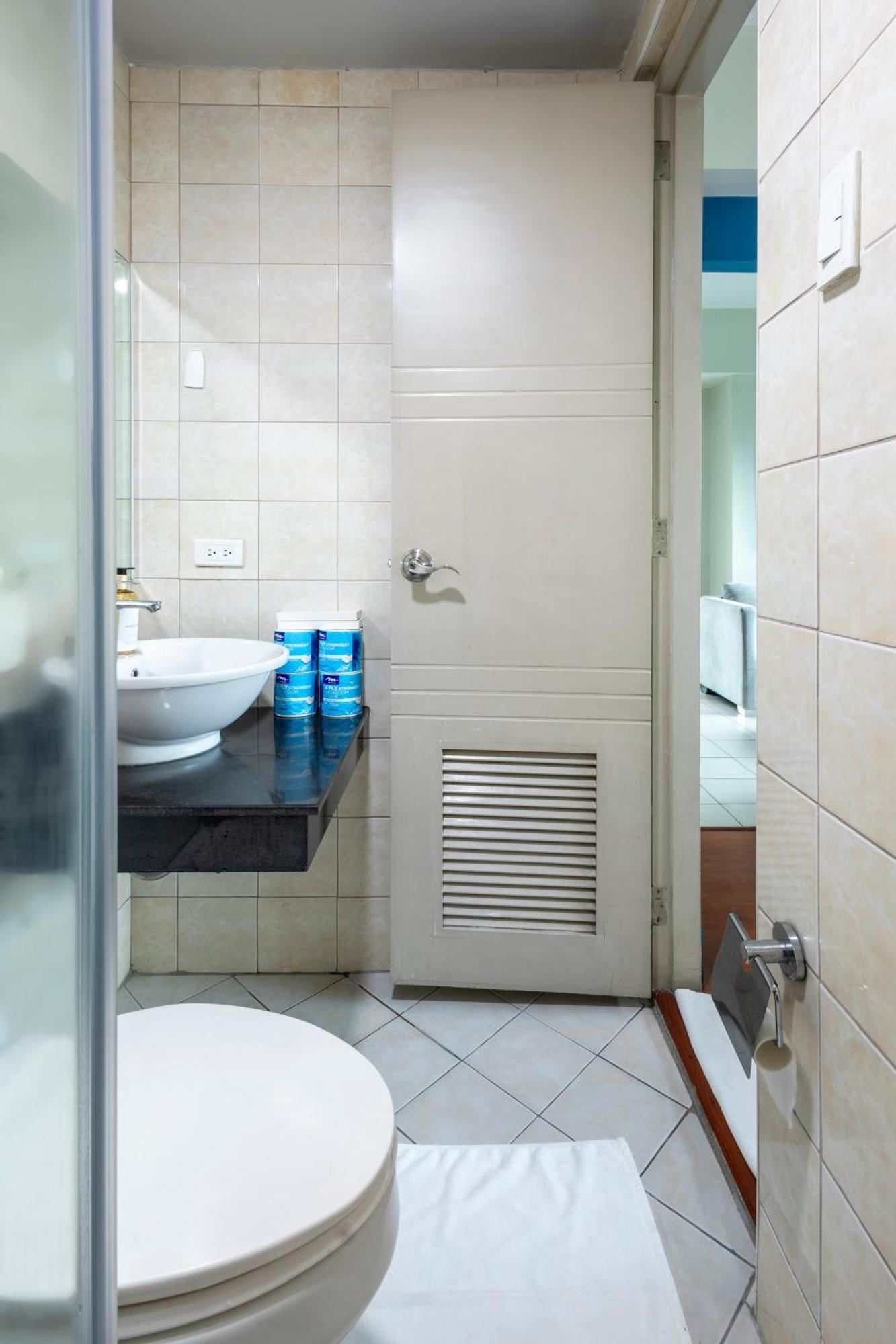 Apartment Forbeswood Parklane Bgc Near St Lukes