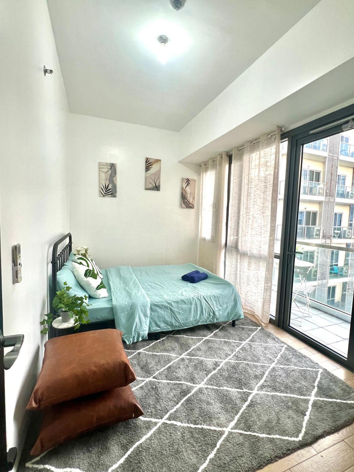 2 Bedroom 81 Newport Unit At Naia Terminal 3 *