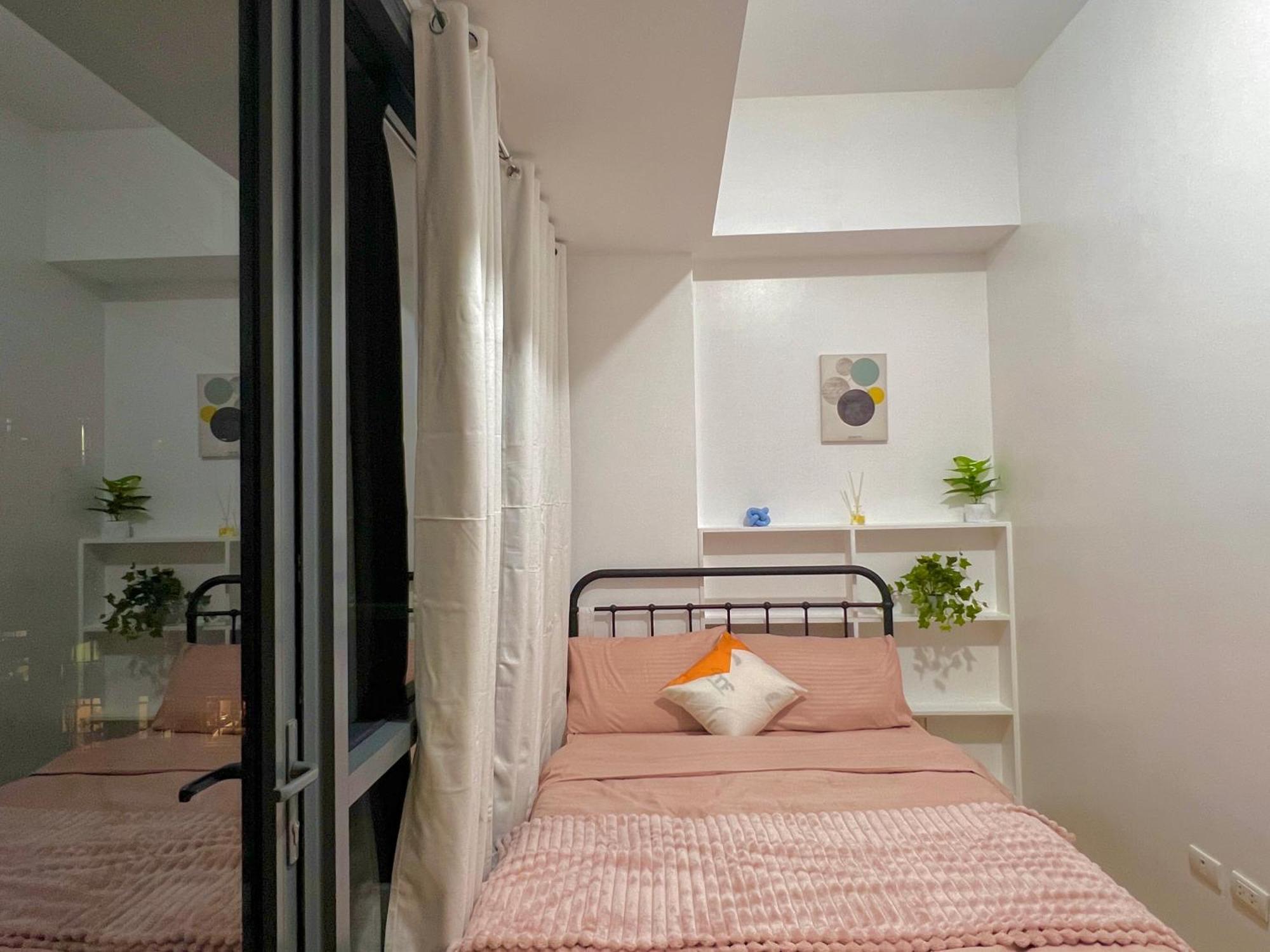 2 Bedroom 81 Newport Unit At Naia Terminal 3 *