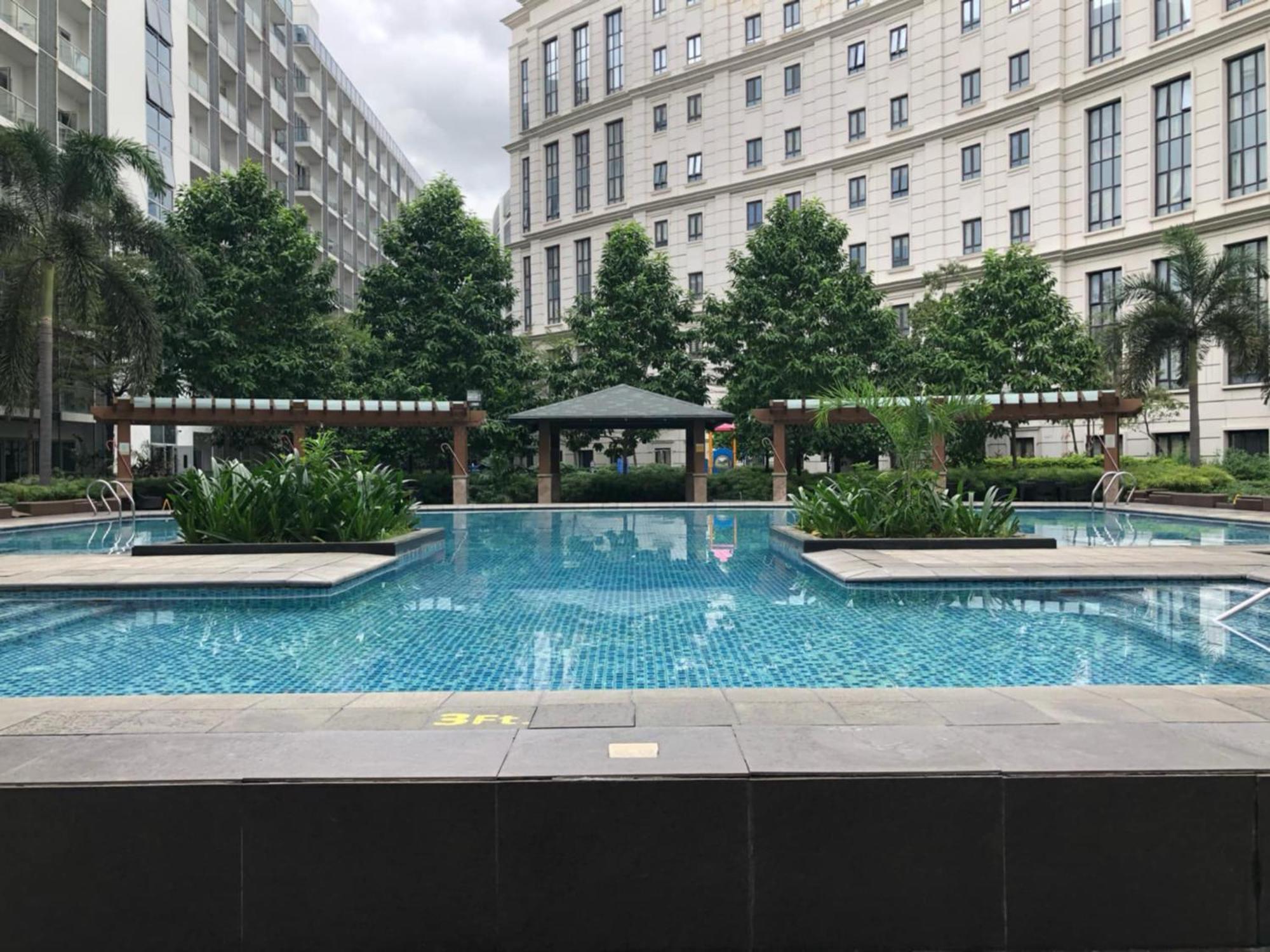 2 Bedroom 81 Newport Unit At Naia Terminal 3 *