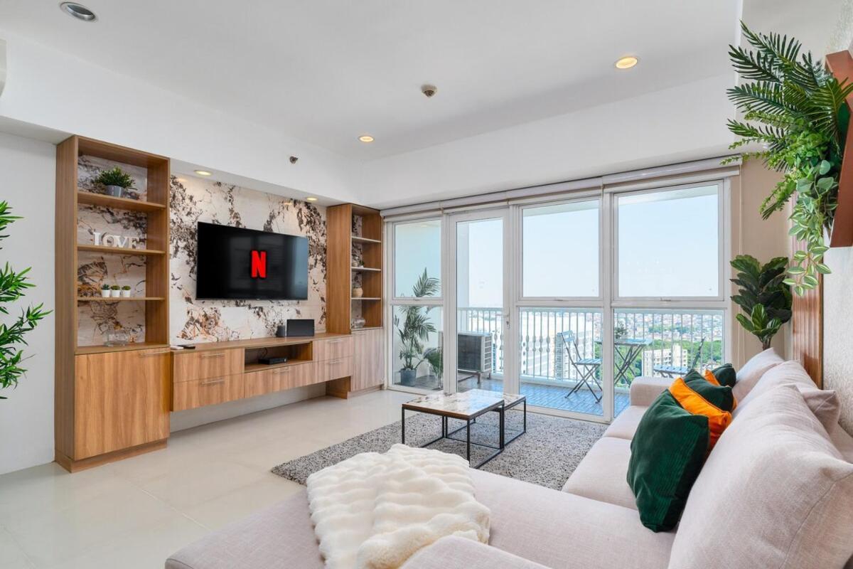 Luxe With 180 Stunning Views Apartment