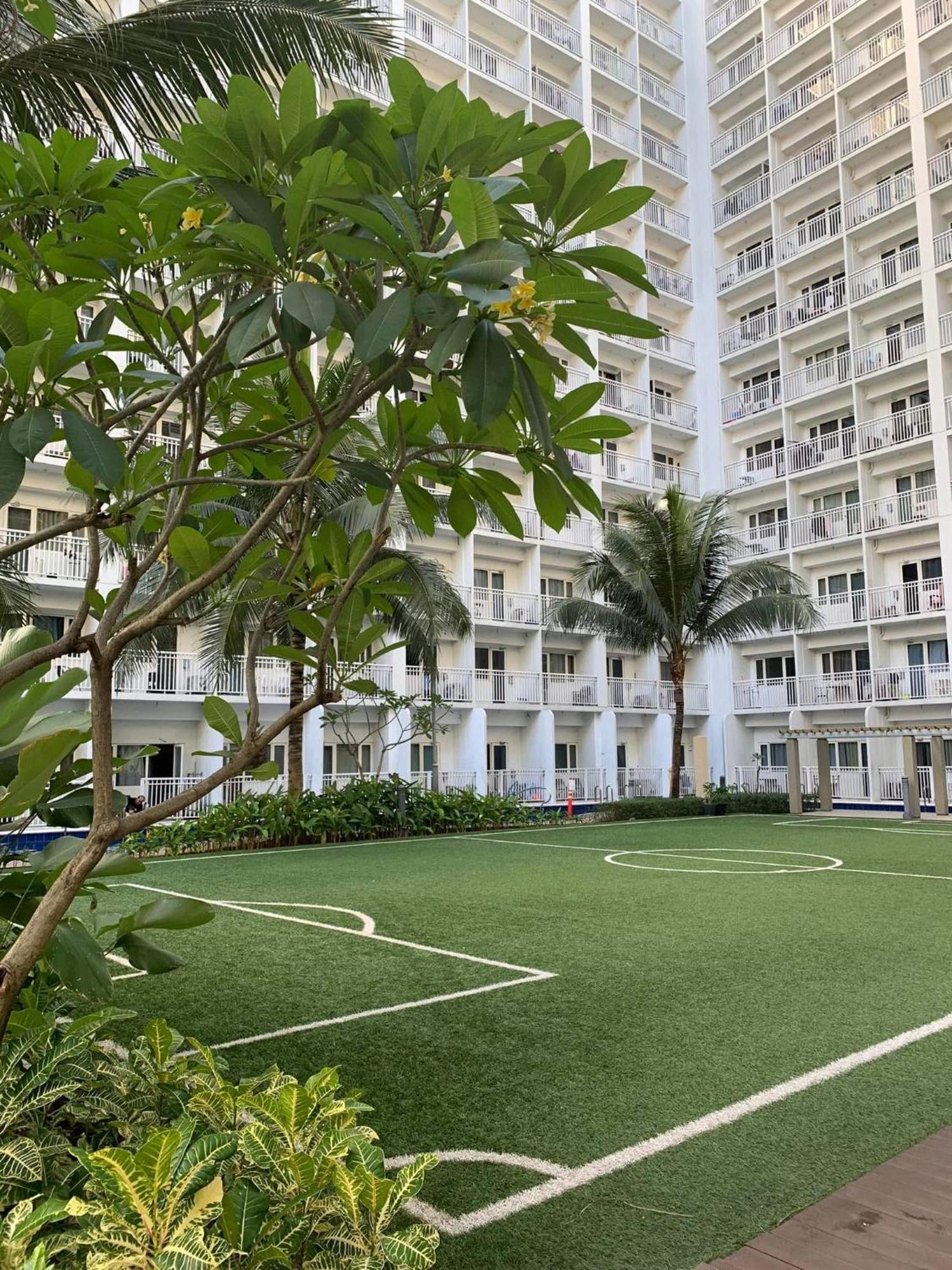 Hiraya Staycation Aparthotel