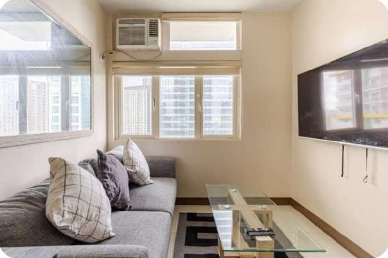 San Antonio One Br Unit 222 Work Station Makati Apartment *