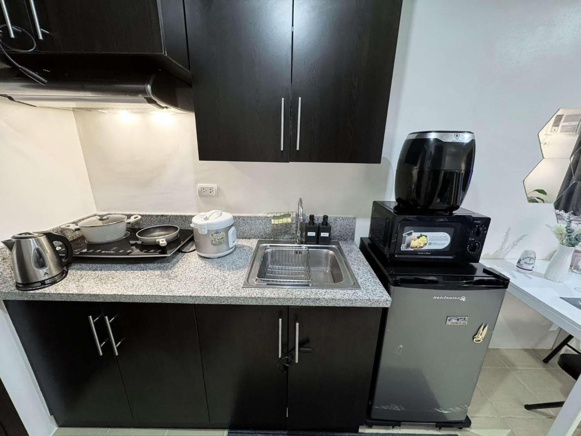 Camari Mandaluyong Staycation 1 With Ps4, 400mbps Wifi, Pool, Netflix Near Mrt Boni, Bgc, Megamall, Makati