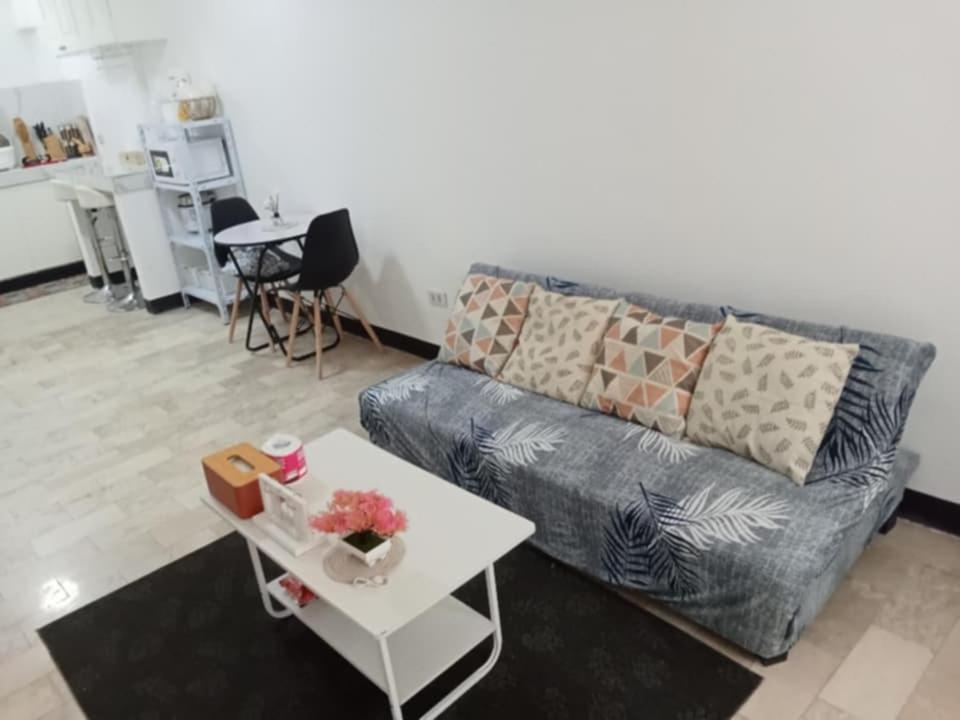 2br Staycation Family Near Naia,smbicutan,bgc Apartment Manila