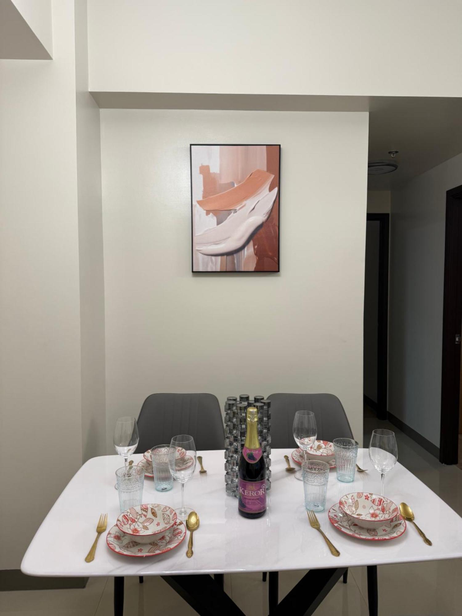 Luxurious Modern Cozy Bayview Pool View 1 2 3 Bedrooms Near Airports Okada Solaire Moa Manila