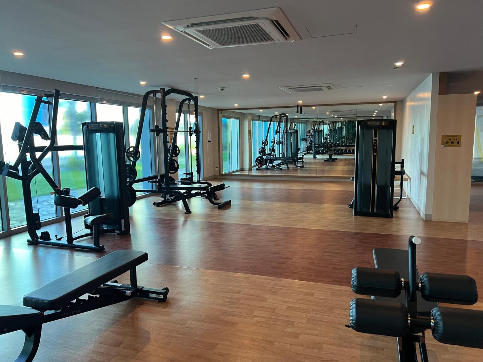 Luxurious Modern Cozy Bayview Pool View 1 2 3 Bedrooms Near Airports Okada Solaire Moa *