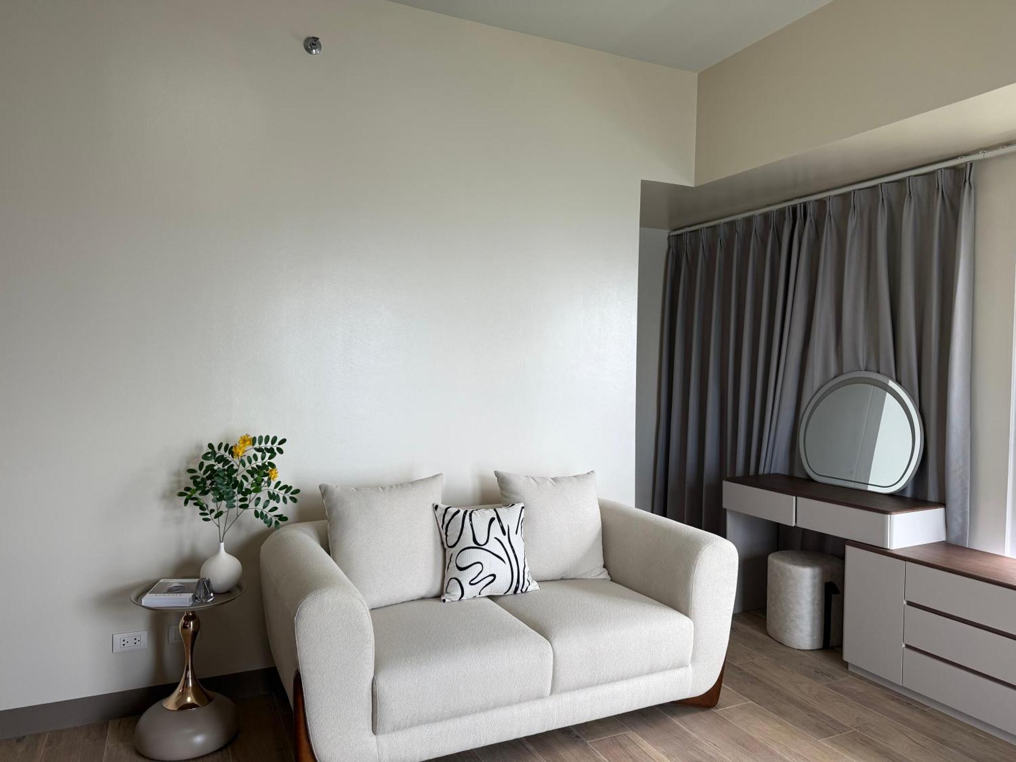 Apartment Luxurious Modern Cozy Bayview Pool View 1 2 3 Bedrooms Near Airports Okada Solaire Moa Manila