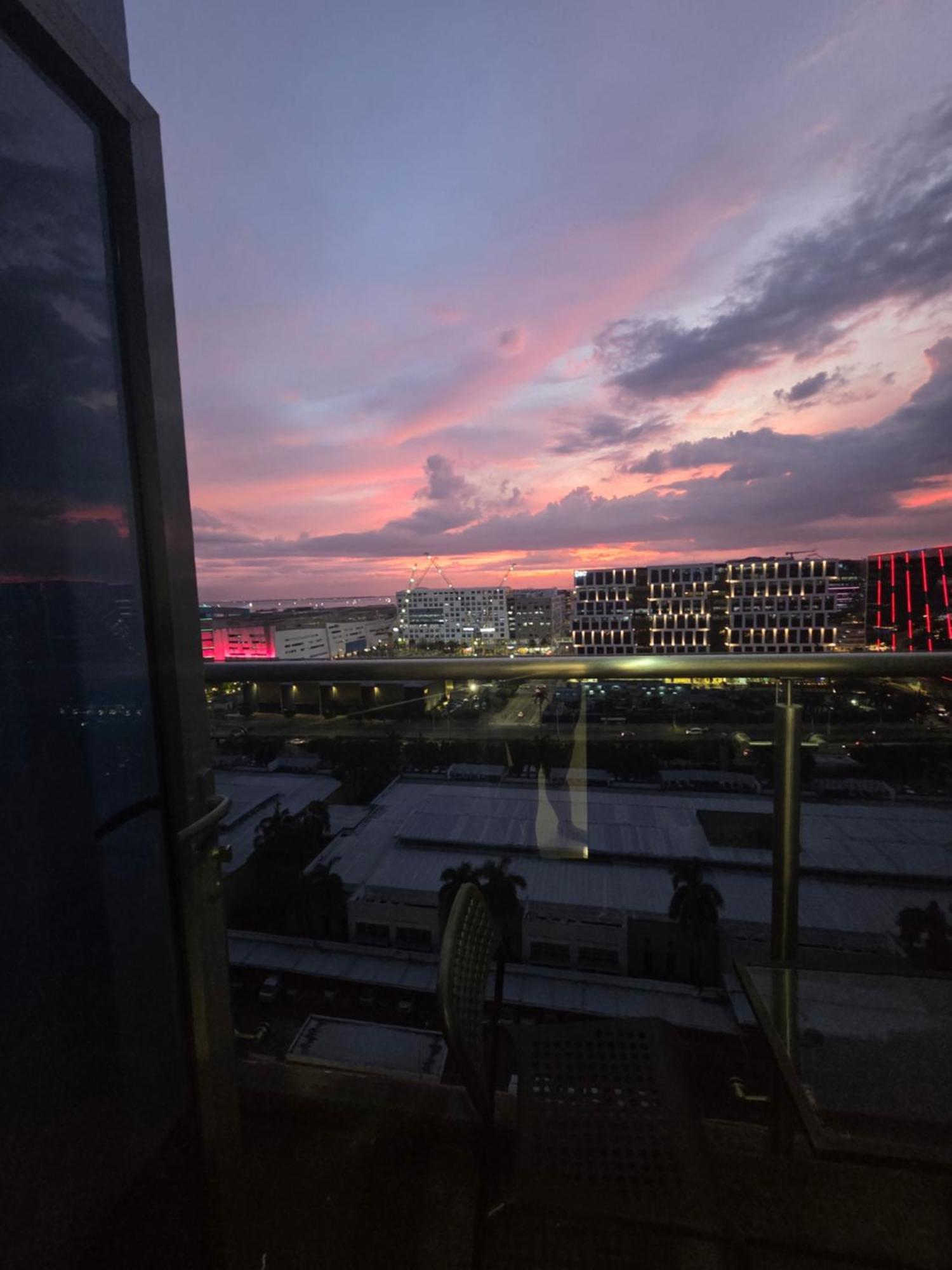 Apartment Cityscape At Shore 3 Manila