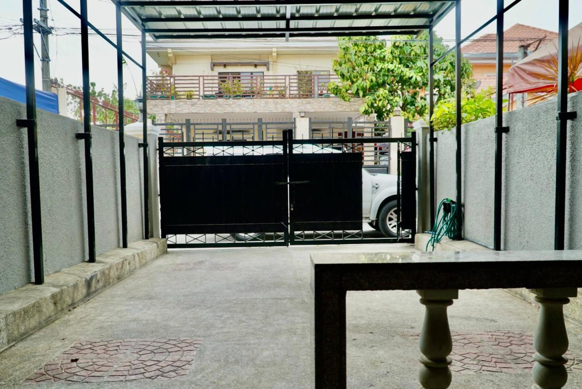 Spacious 4br With Garage, 8-12guests, Near Airport Holiday home Manila