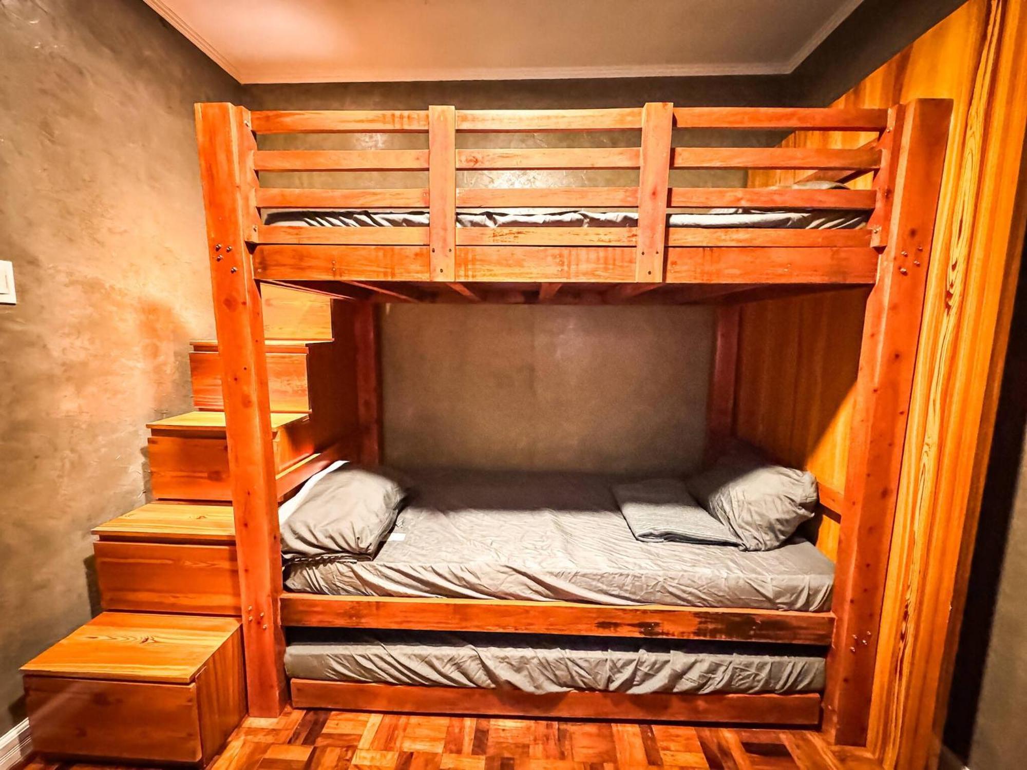 Spacious 4br With Garage, 8-12guests, Near Airport Holiday home Manila