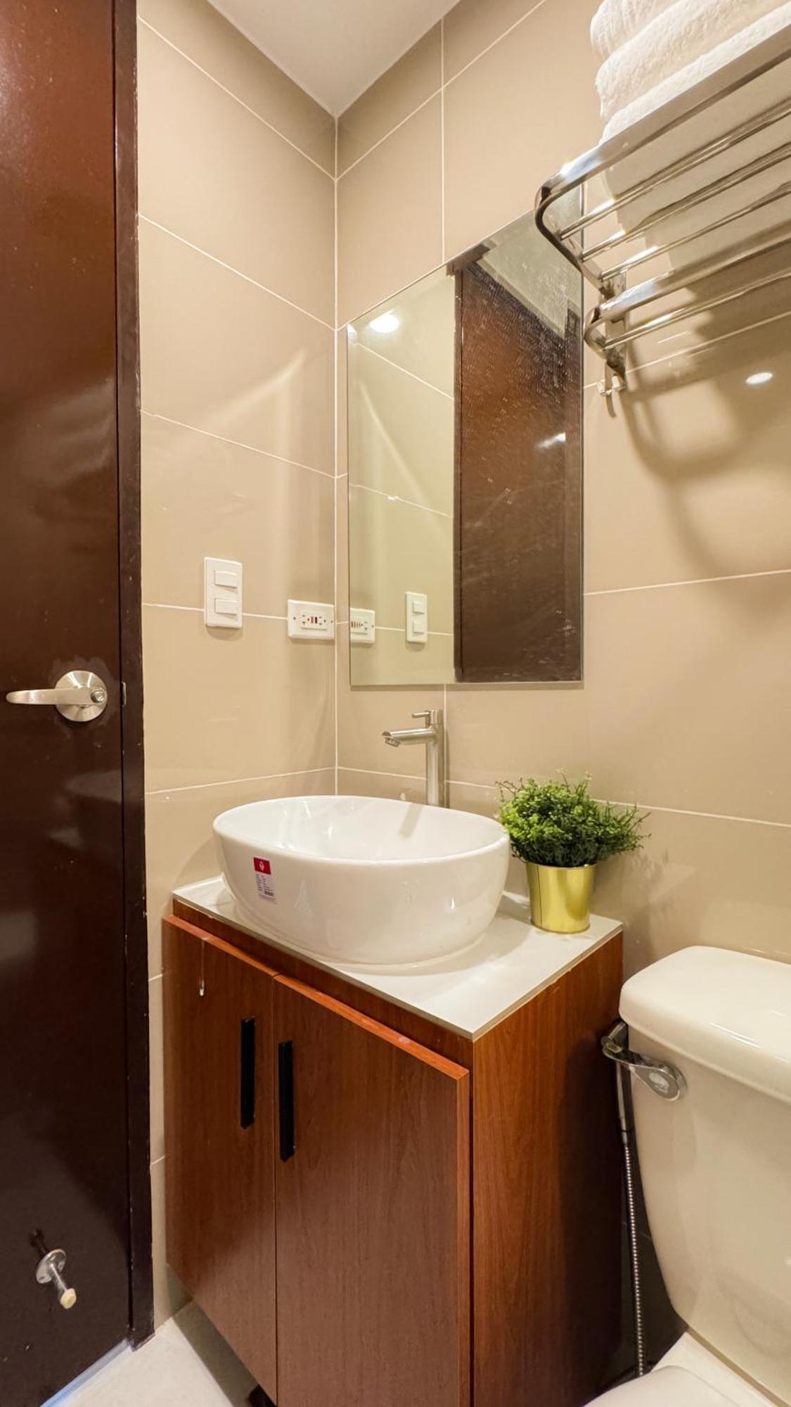 Cylos Place Manhattan Cubao 2br Unit *