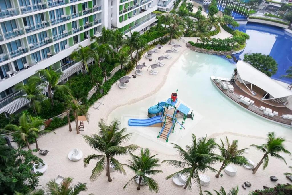 Azure Urban Staycation