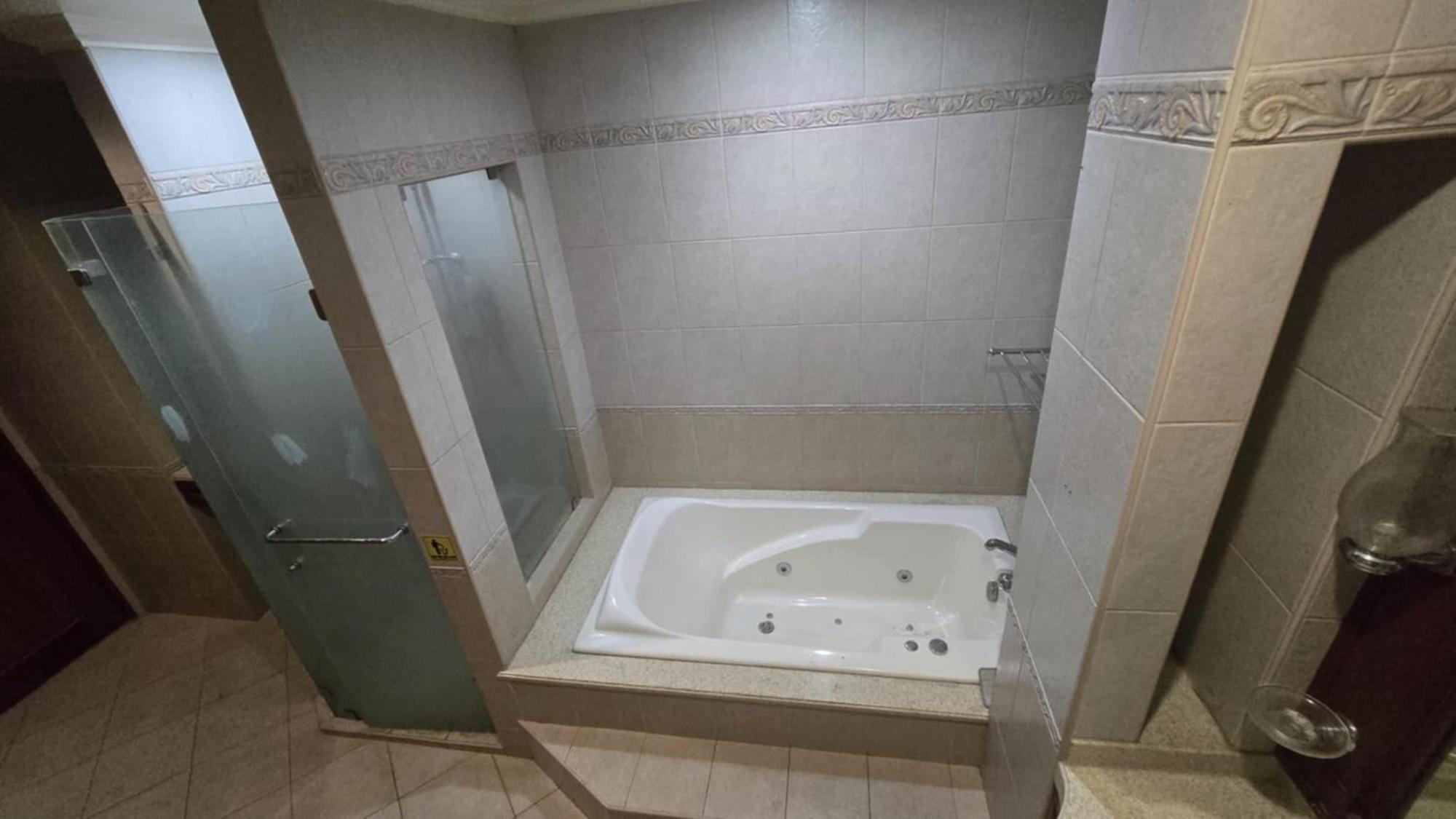 Hassan Sisters' Ensuites * Manila