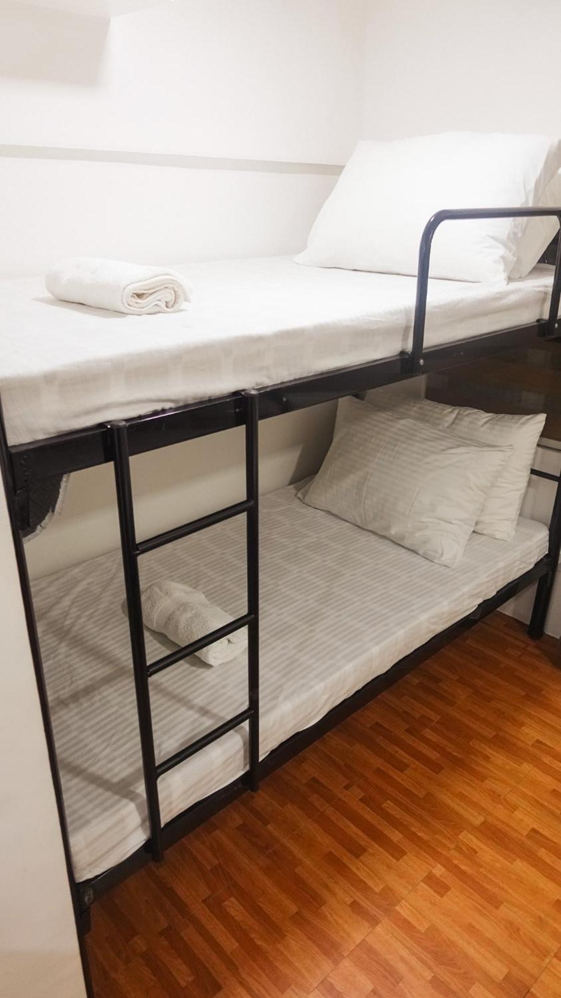 Group For 6 With 3 Bunk Beds, Kitchen, Wi-fi & Netflix, Near Mrt Boni Apartment *