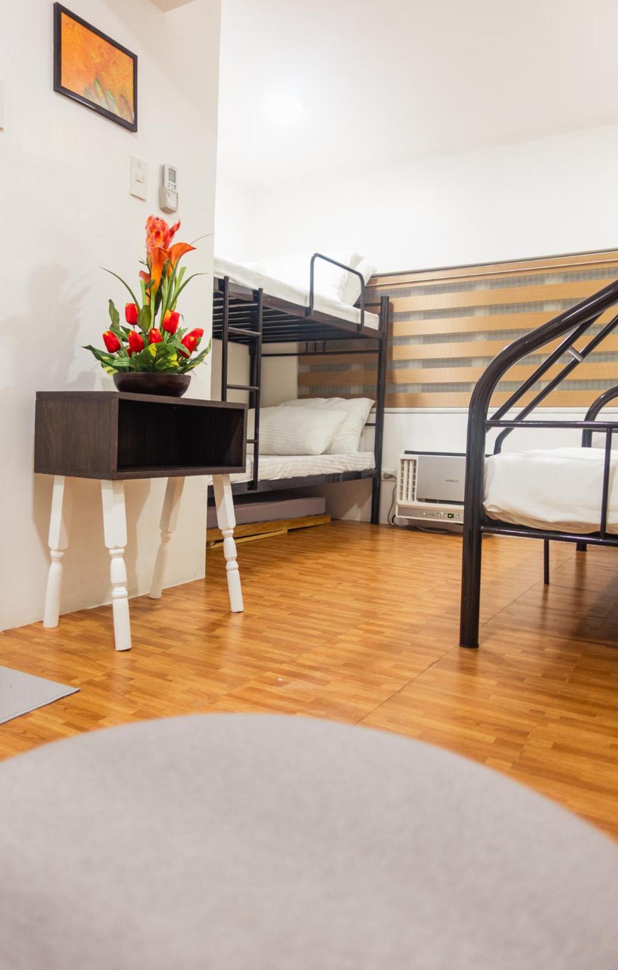 Group For 6 With 3 Bunk Beds, Kitchen, Wi-fi & Netflix, Near Mrt Boni Manila