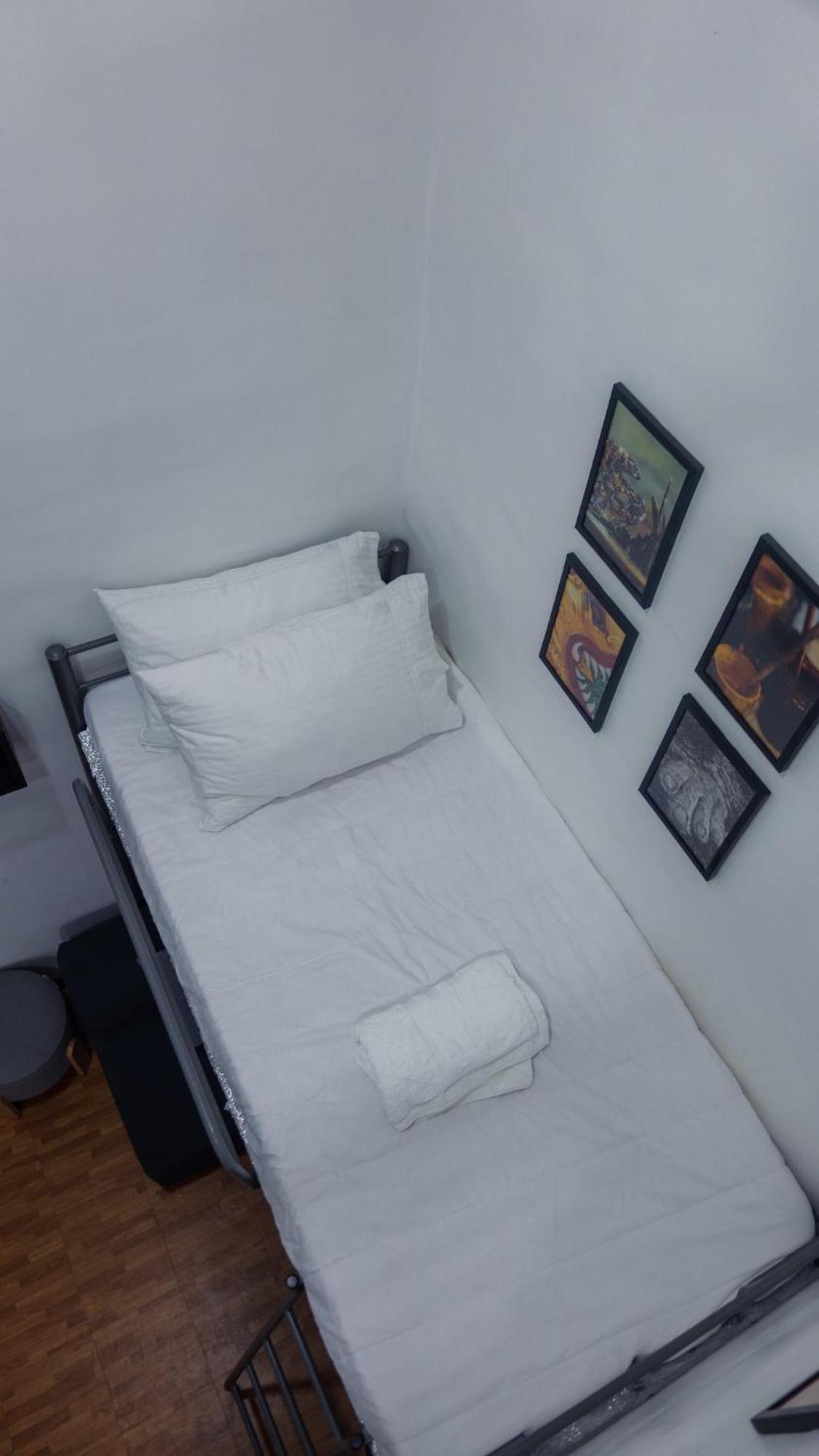 Group For 6 With 3 Bunk Beds, Kitchen, Wi-fi & Netflix, Near Mrt Boni Apartment Manila