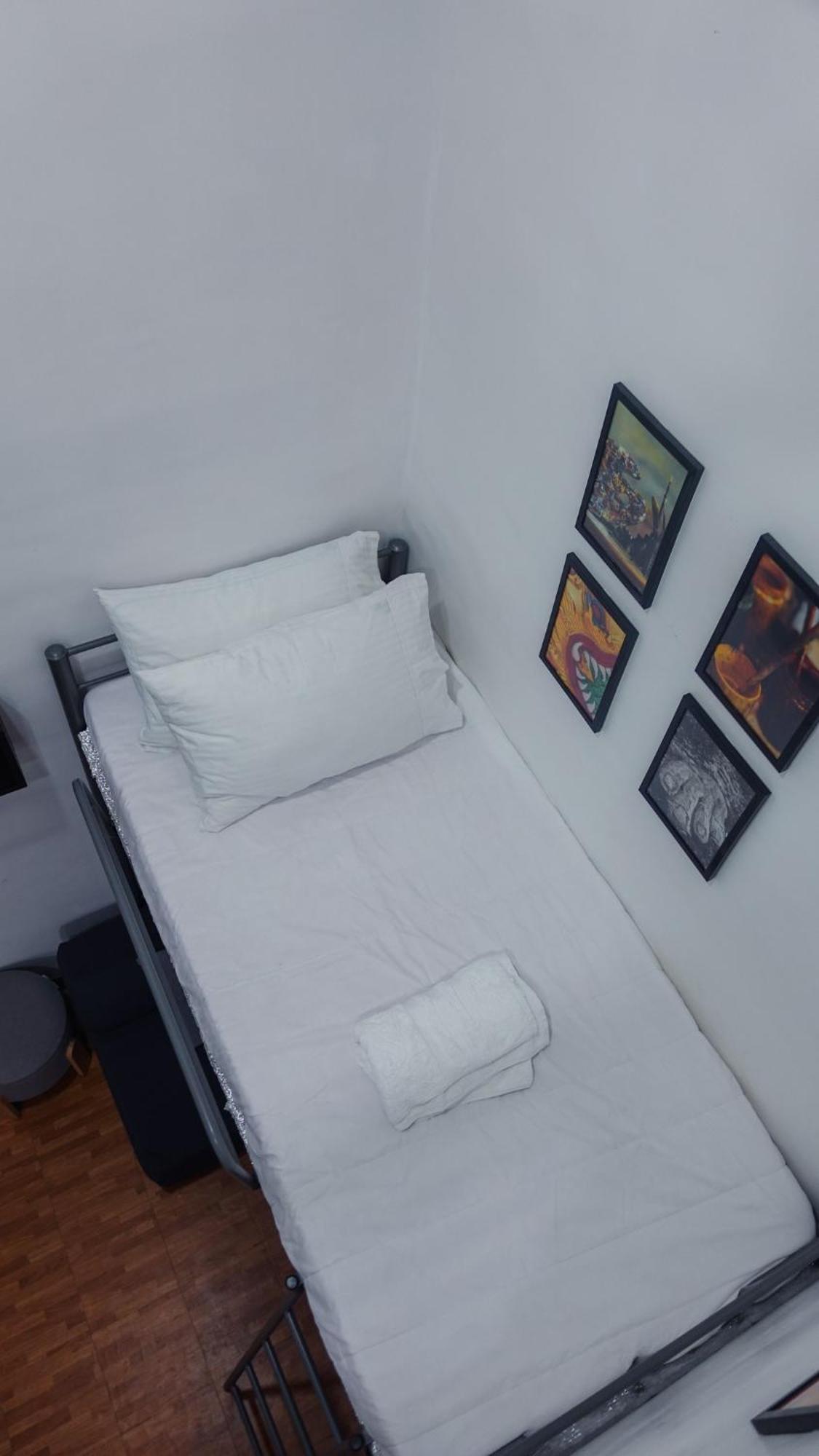 Apartment Group For 6 With 3 Bunk Beds, Kitchen, Wi-fi & Netflix, Near Mrt Boni
