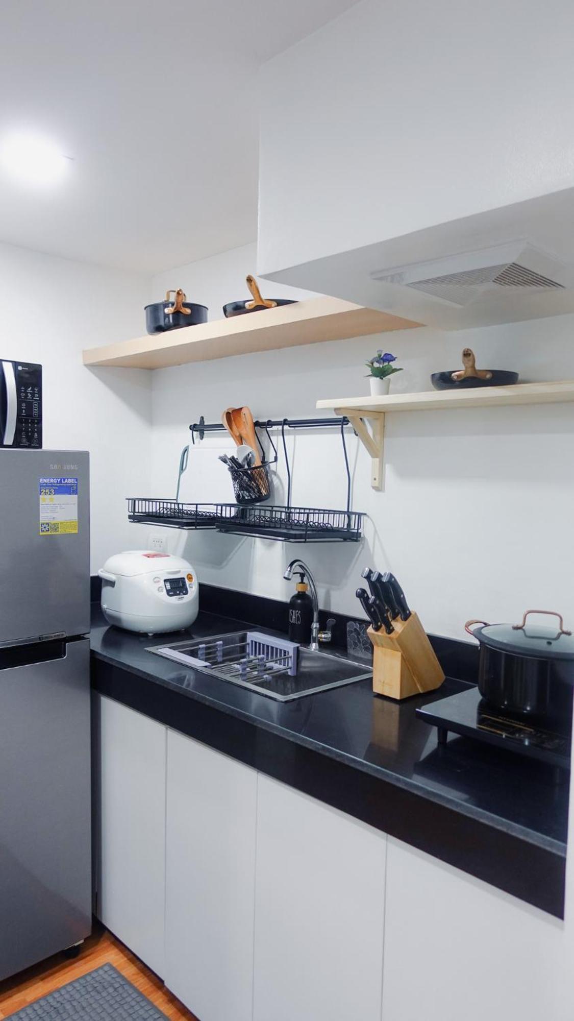 Apartment Group For 6 With 3 Bunk Beds, Kitchen, Wi-fi & Netflix, Near Mrt Boni Manila