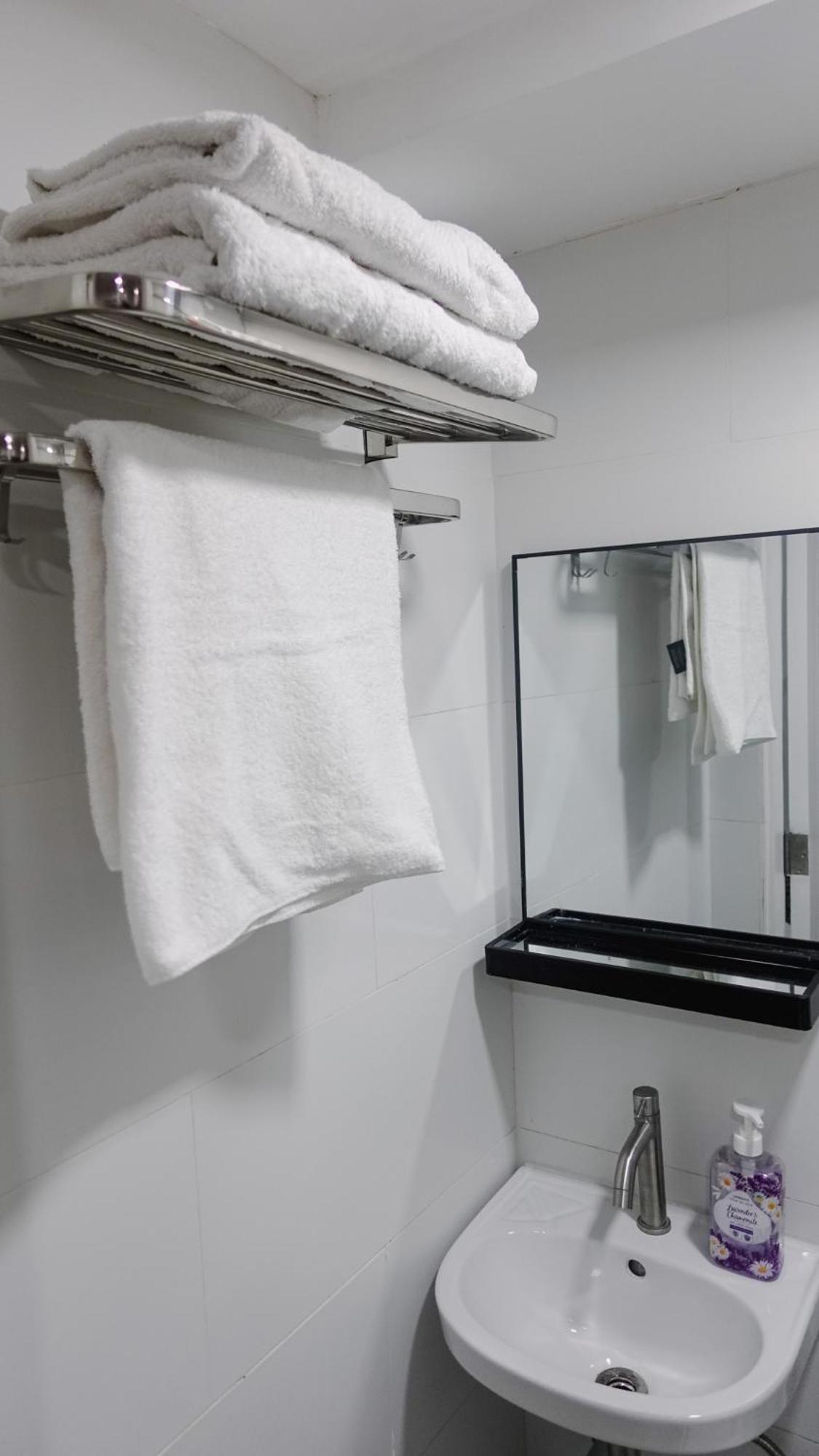 Group For 6 With 3 Bunk Beds, Kitchen, Wi-fi & Netflix, Near Mrt Boni *