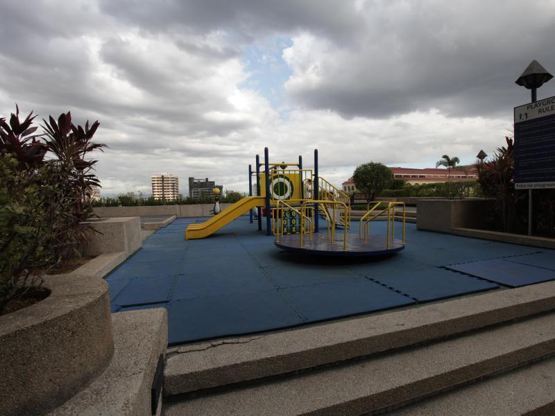 Mch Suites At Robinson's Place 2*