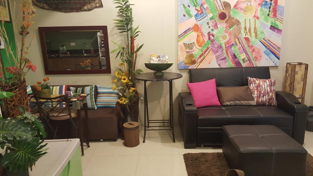 One Palm Tree By Mary Apartamento Manila