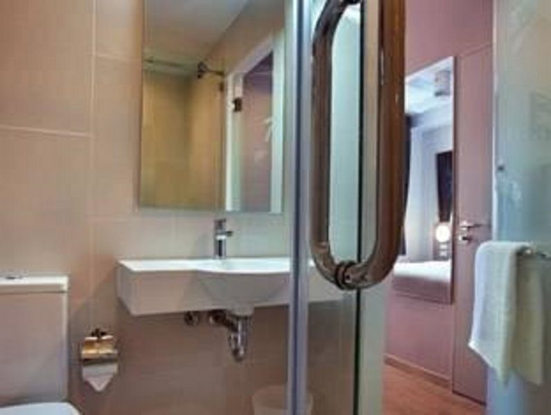 Red Planet Malate Mabini Hotel 3*