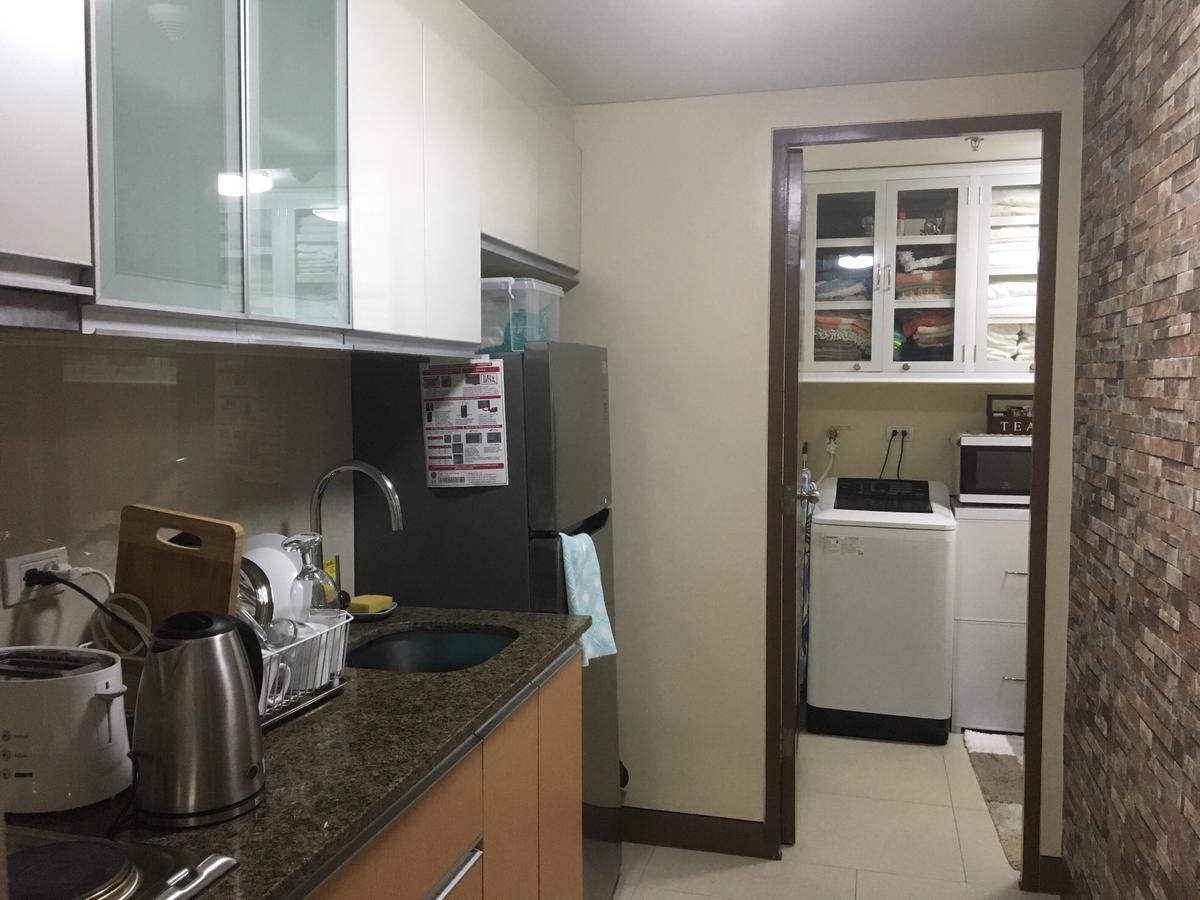 De Luxe 7qrs Apartment Manila