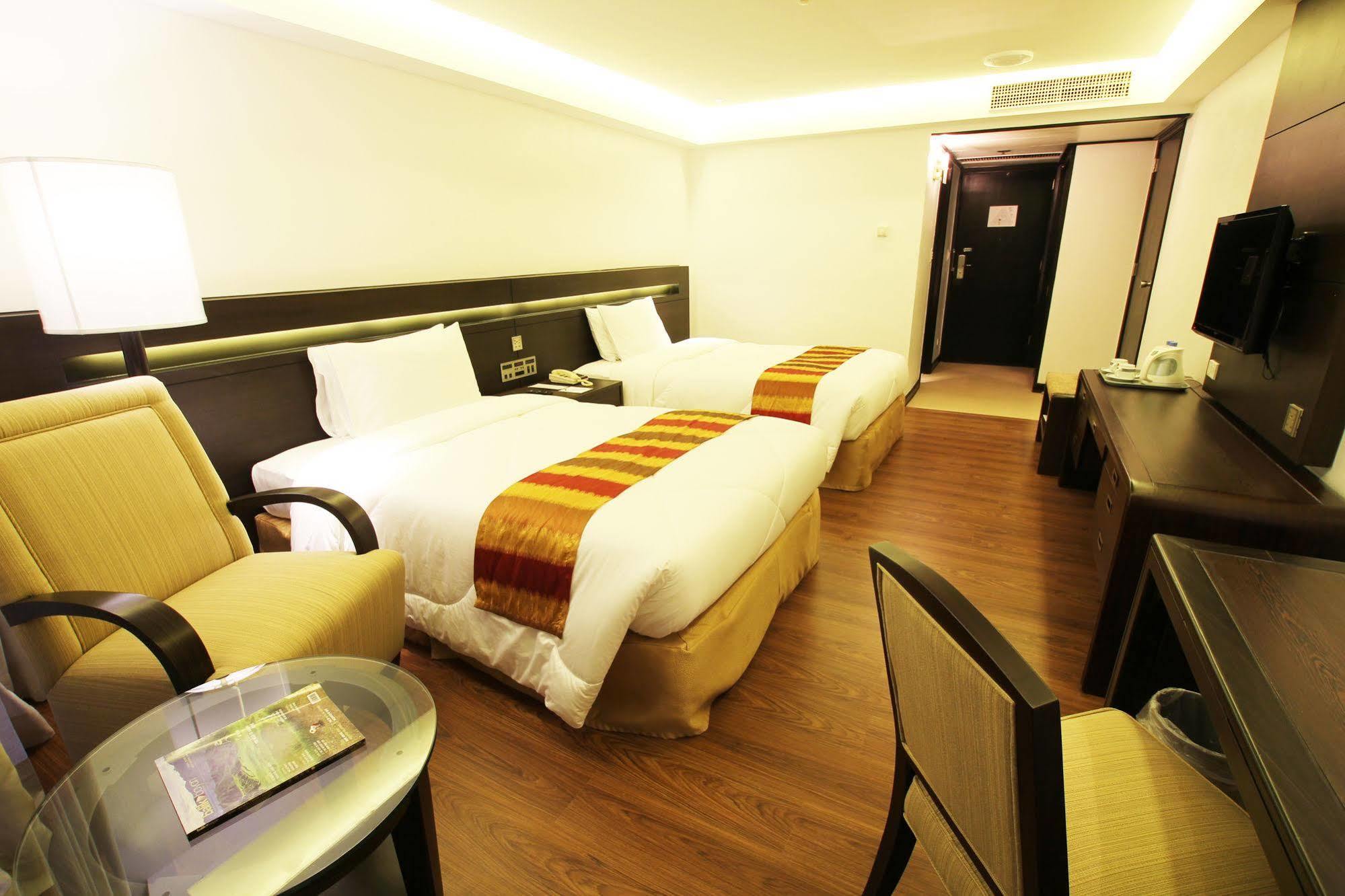 Century Park Hotel 4*