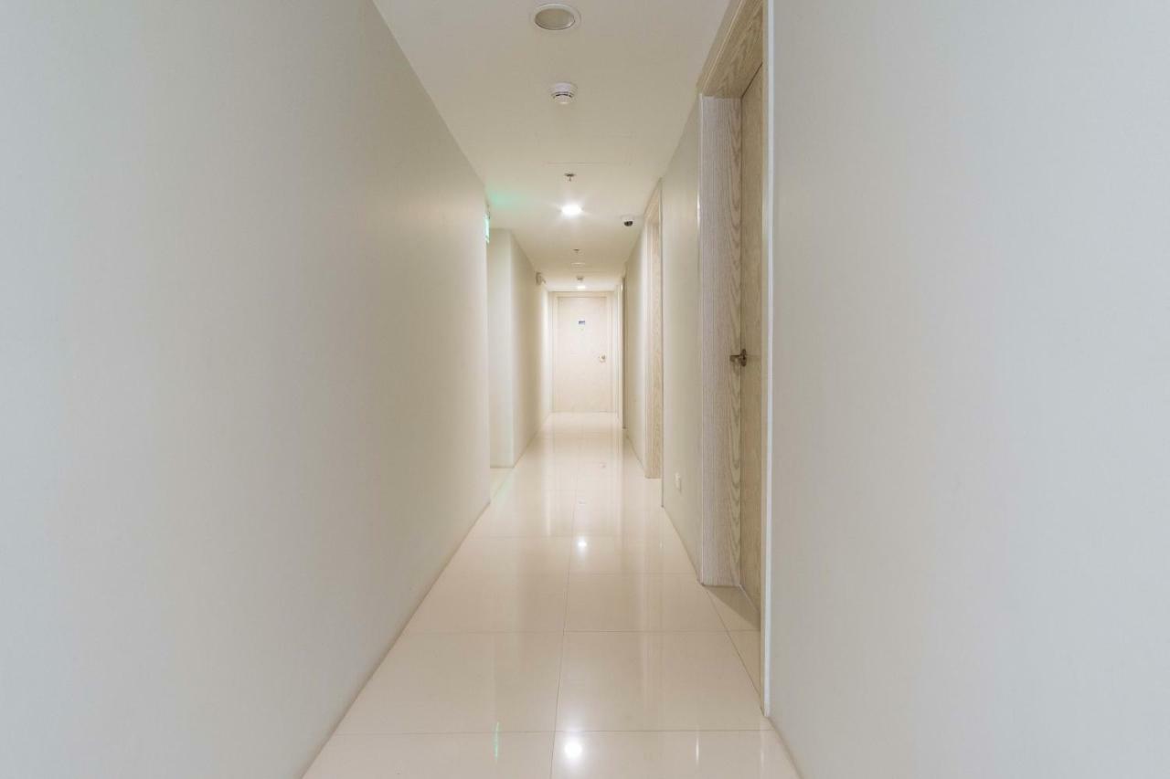 Reddoorz Premium @ Vista Heights Legarda Hotel