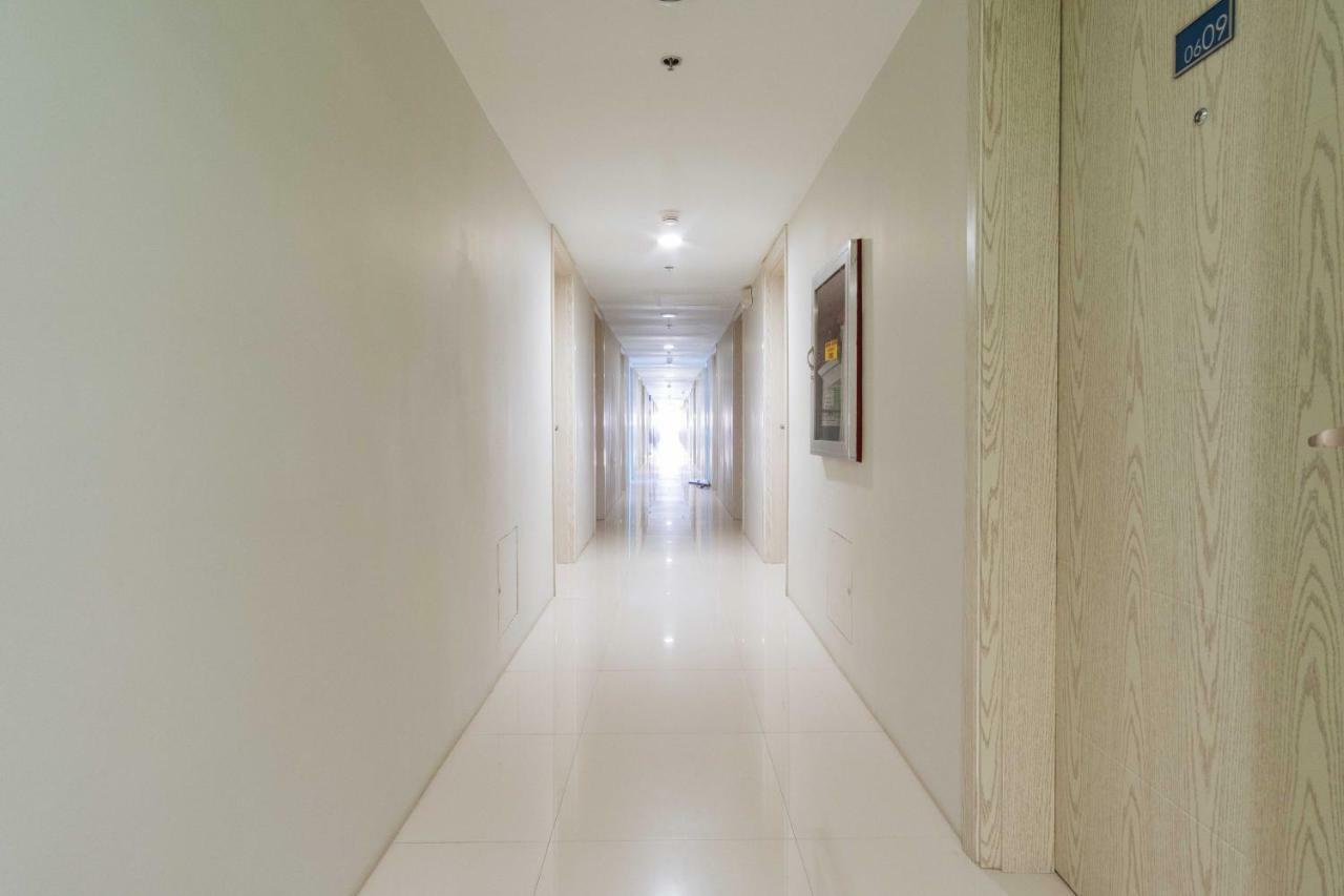 Reddoorz Premium @ Vista Heights Legarda Hotel 4*