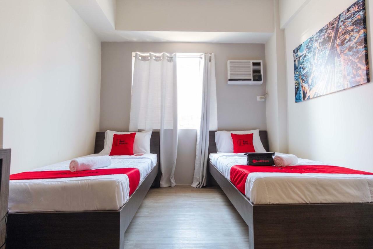 Reddoorz Premium @ Vista Heights Legarda Hotel 4*