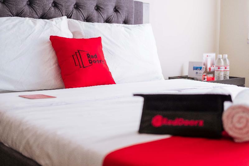 Reddoorz Premium @ Vista Heights Legarda Hotel 4*